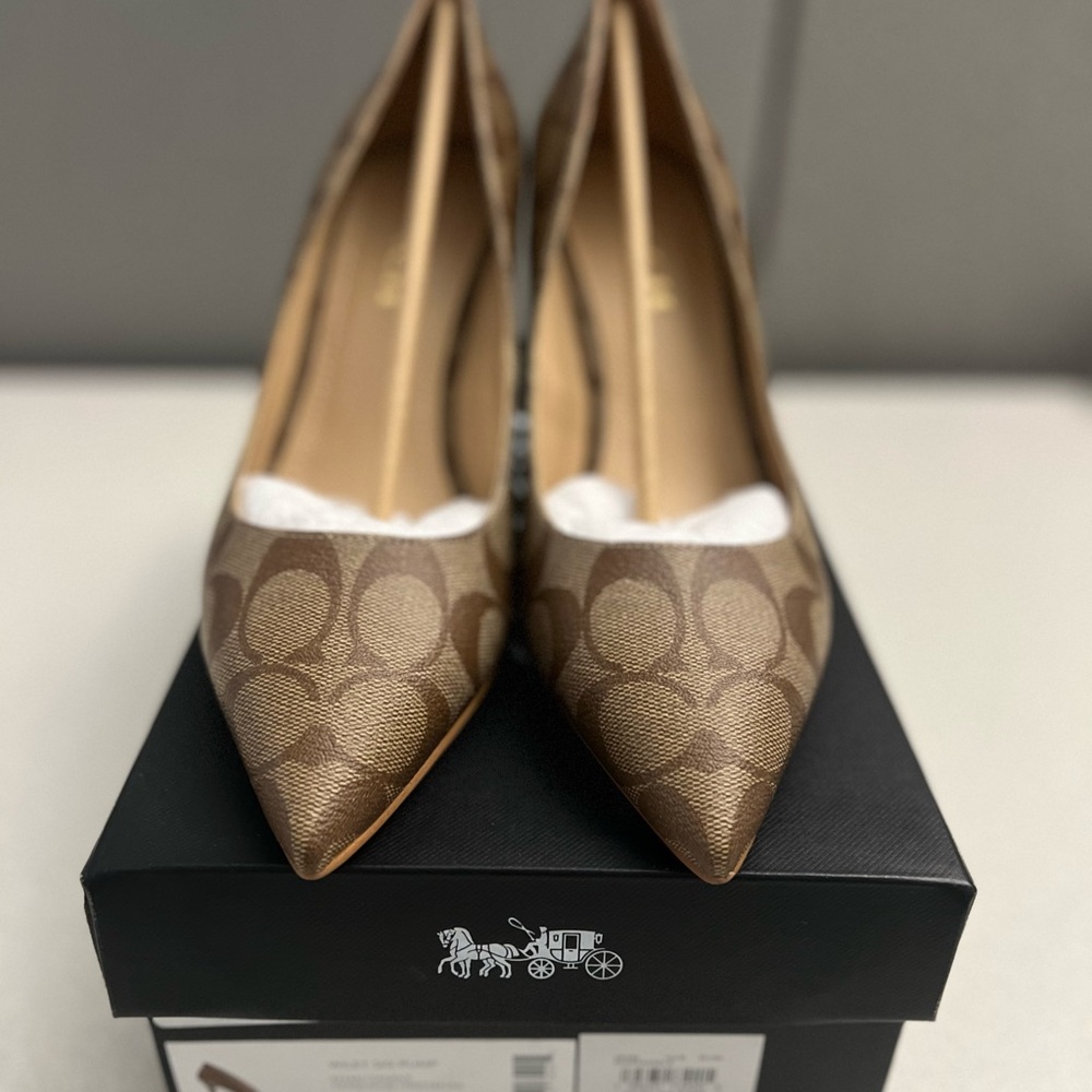 Coach Wiley Sig Pump NIB Khaki/Saddle Size 9.5